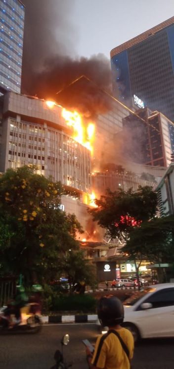 Tampak api membakar Tunjungan Plaza 5 Surabaya. Foto: ist