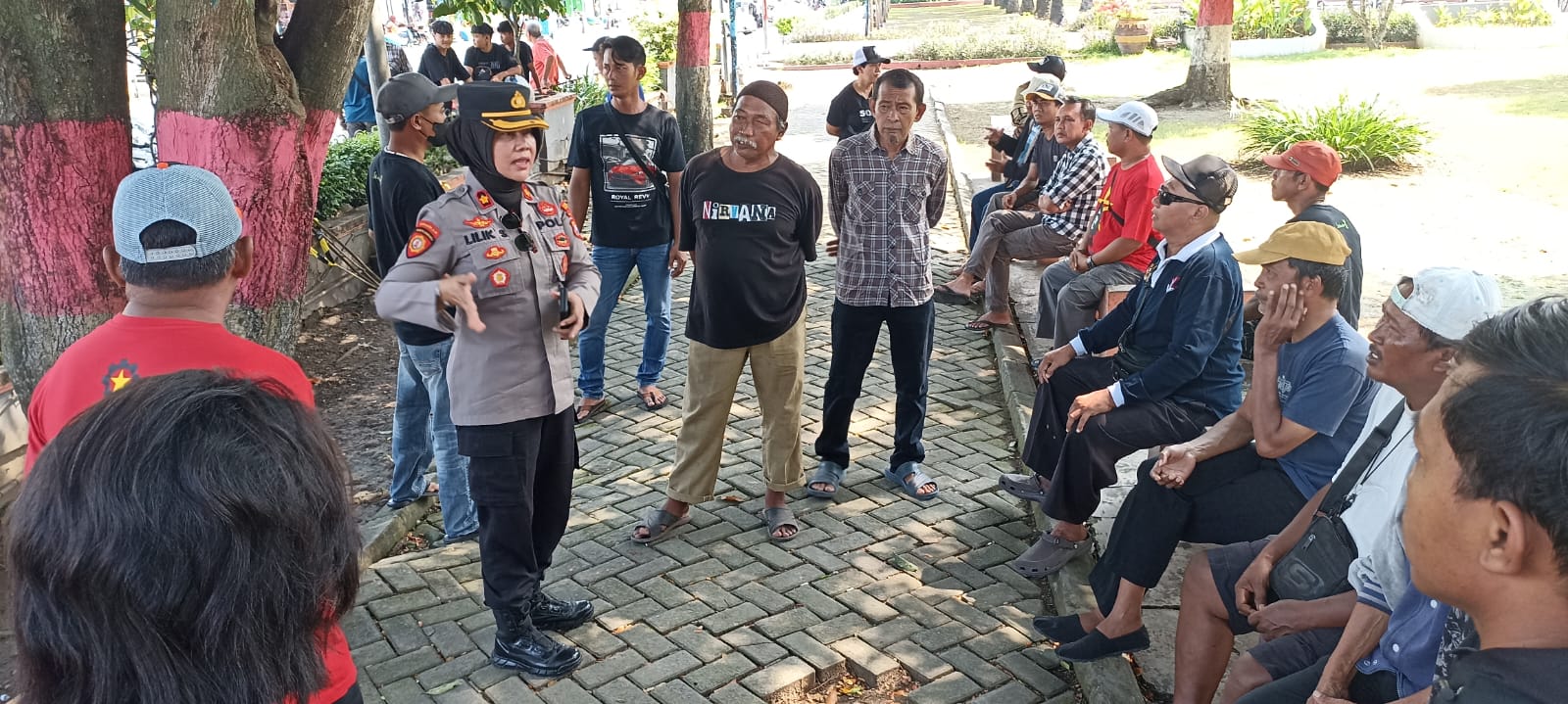 Anggota Polres Madiun saat bersama massa PKL Alun-Alun Kota Madiun