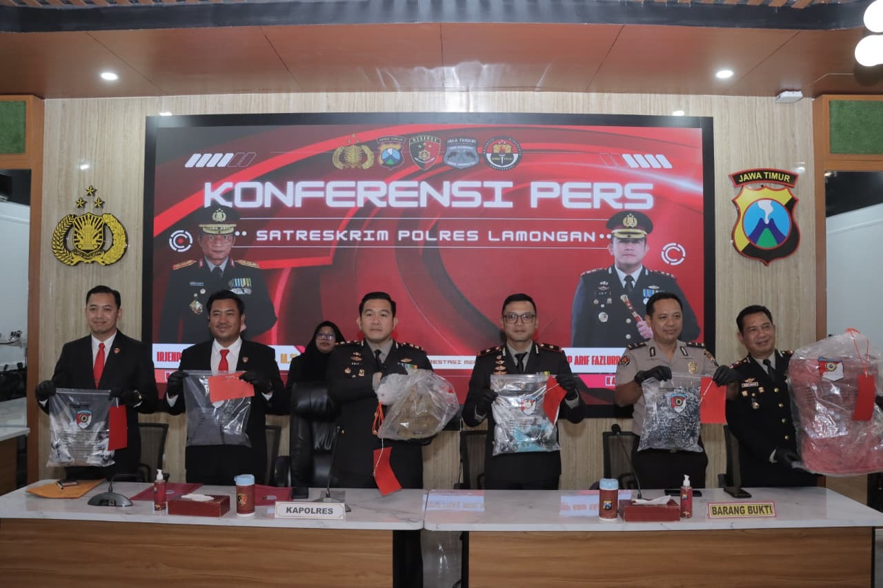 Konferensi pers Polres Lamongan pengungkapan kasus ayah bunuh anak kandung di Sukodadi