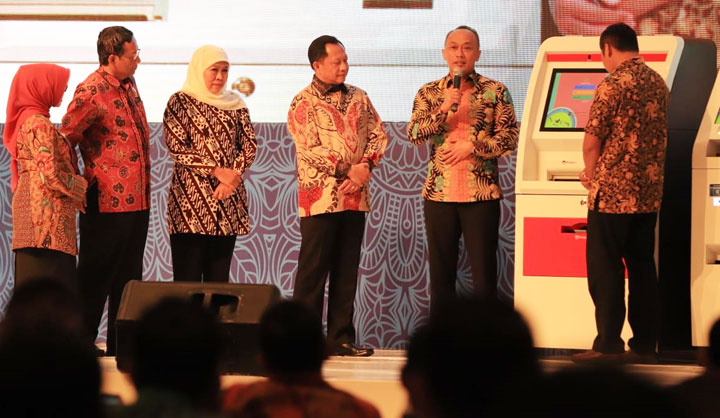 Uji coba Anjungan Dukcapil Mandiri (ADM) saat Rapat Koordinasi Pemerintahan Provinsi Jawa Timur Tahun 2020.