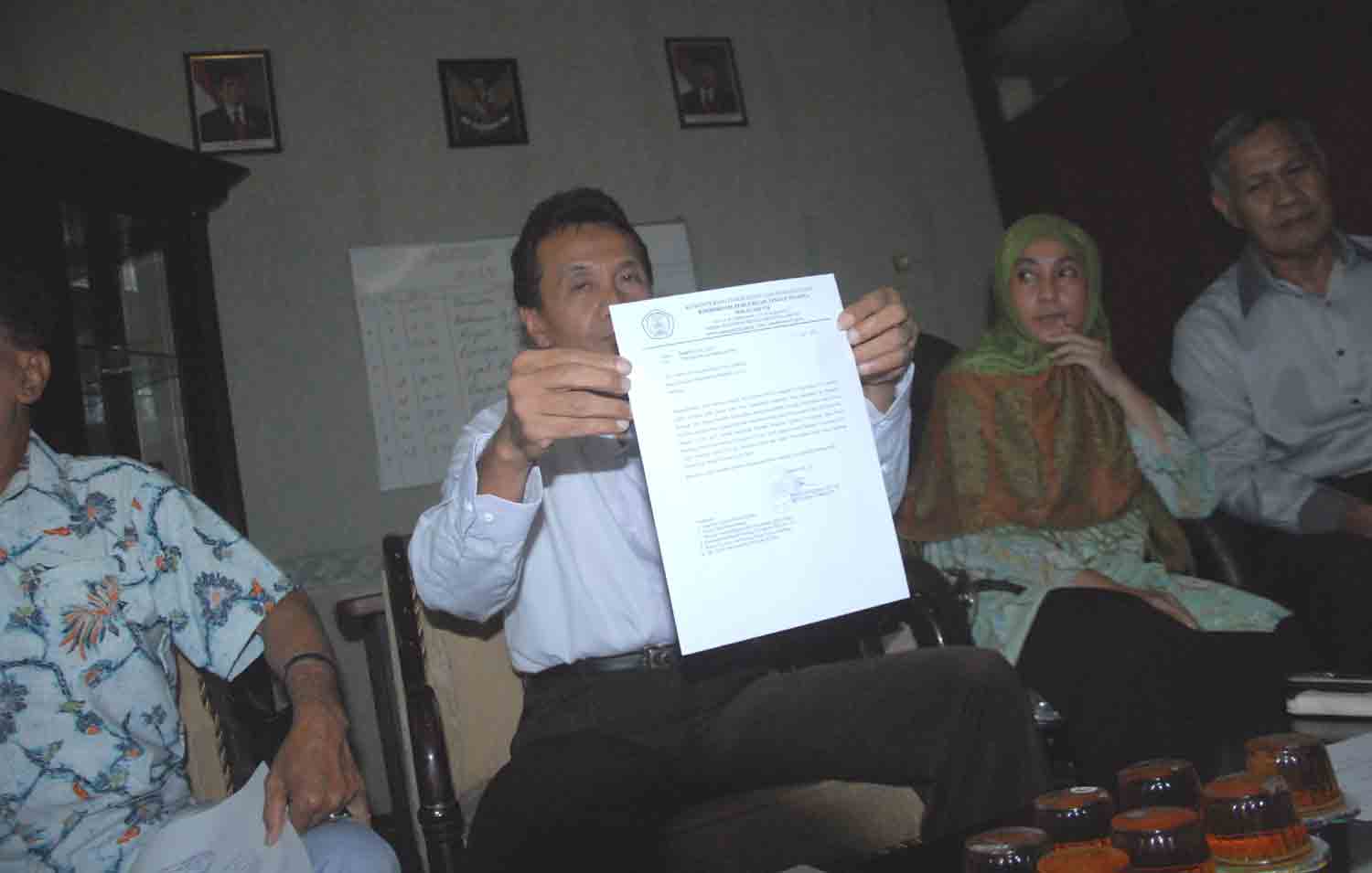 Pengacara versi Gus Lukman menunjukkan bukti pengajuan PK. (foto: rony suhartomo/BANGSAONLINE)
