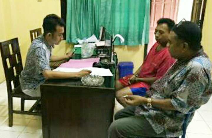 Tersangka Saikhulloh saat diamankan di Mapolres Pasuruan Kota.