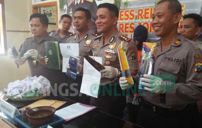 Kapolres Jombang, AKBP Agung Marlianto menunjukkan barang bukti yang diamankan foto: ROMZA/ BANGSAONLINE