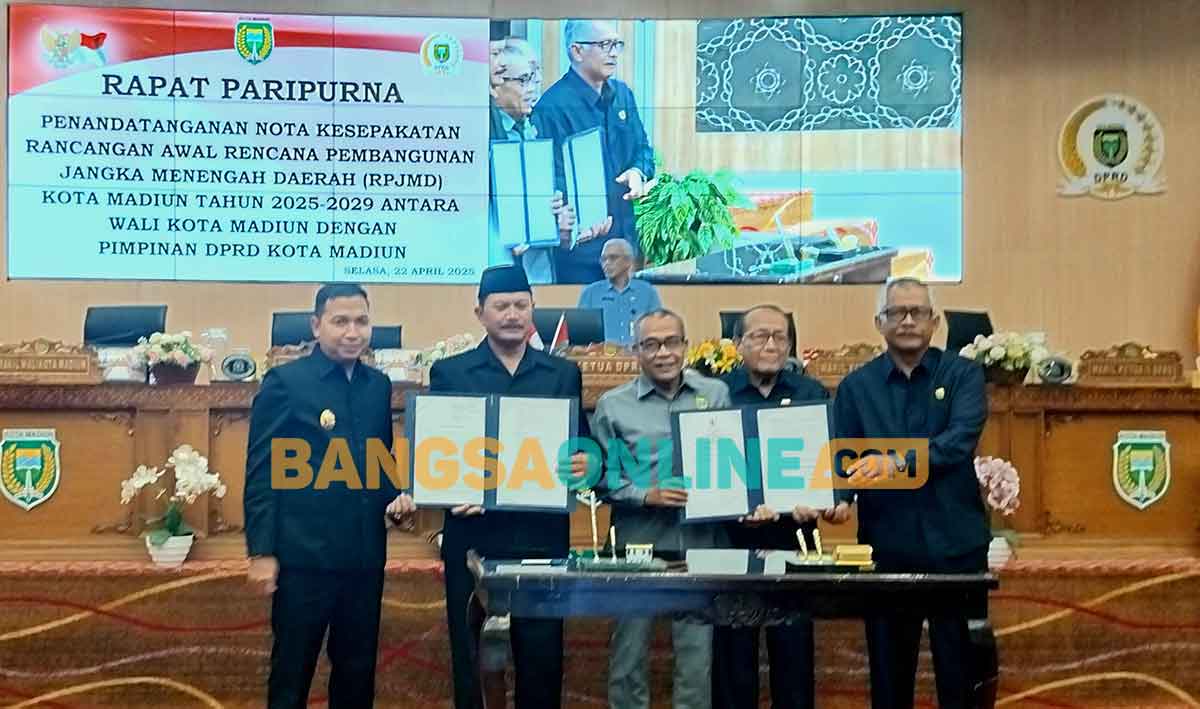Ketua DPRD dan Wali Kota Madiun saat menunjukkan nota kesepakatan. Foto: HENDRO SUHARTONO/BANGSAONLINE
