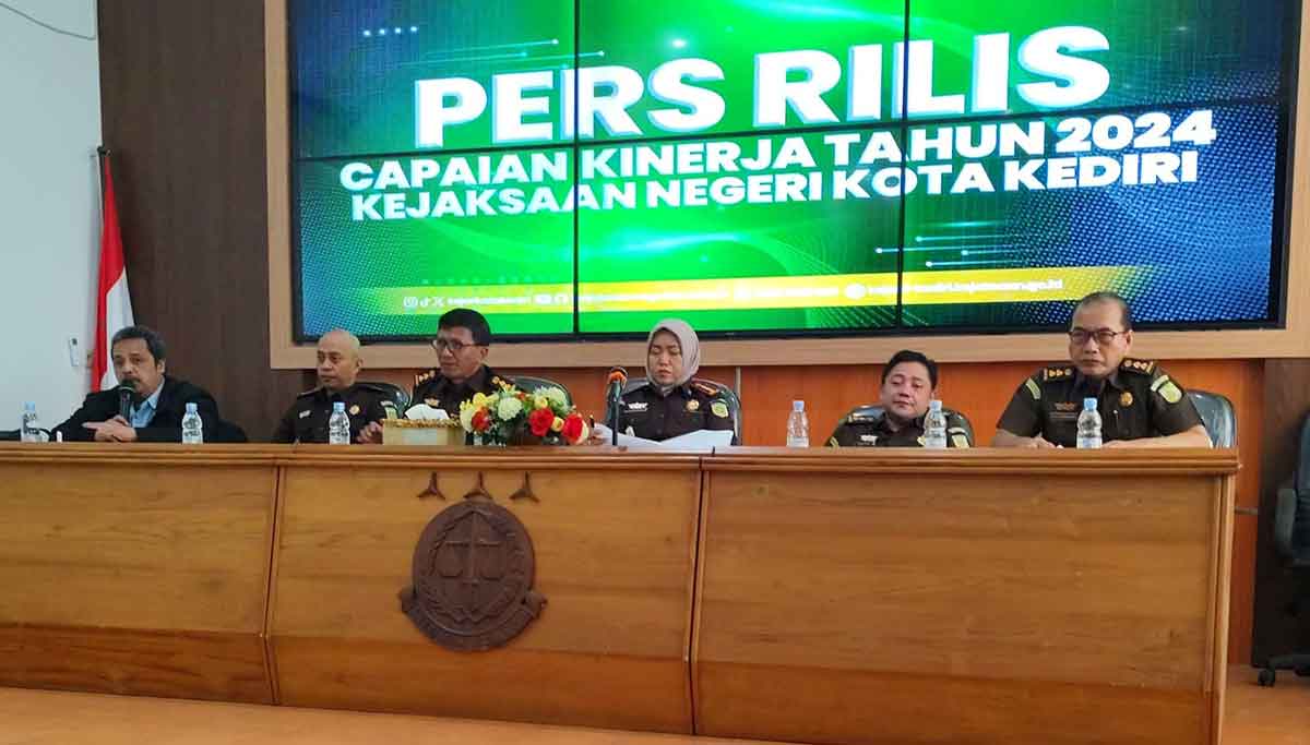 Kajari Kota Kediri, Andi Mirnawaty, dan jajaran, saat menggelar konferensi pers. Foto: Ist