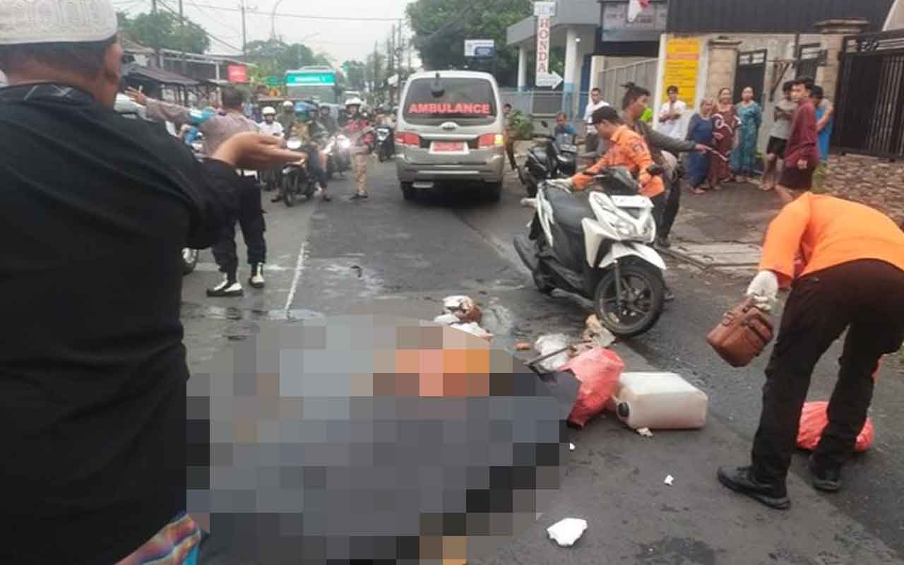 Petugas dari BPBD Surabaya dan kepolisian saat mengevakuasi jenaza korban kecelakaan di Jalan Raya Jeruk Menganti, Surabaya, Selasa (11/11/2025).