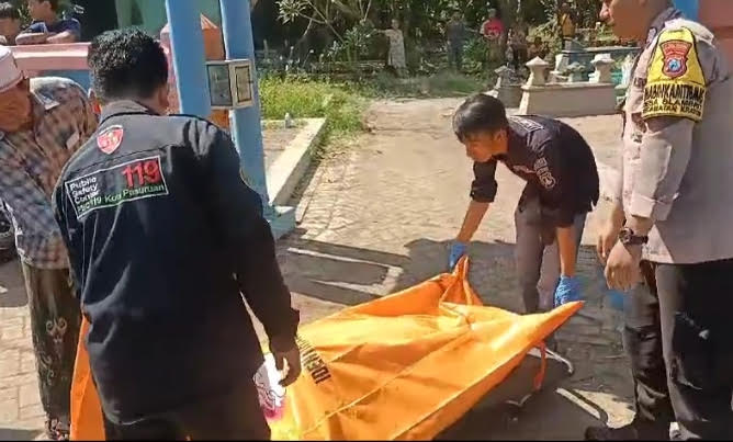 Bhabinkamtibmas Polsek Keraton dan warga saat mengevakuasi jenazah menuju ambulans. Foto: M. ANDY FACHRUDIN/ BANGSAONLINE