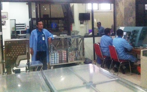 BI Kediri saat menata uang. (foto: arif kurniawan/BANGSAONLINE)