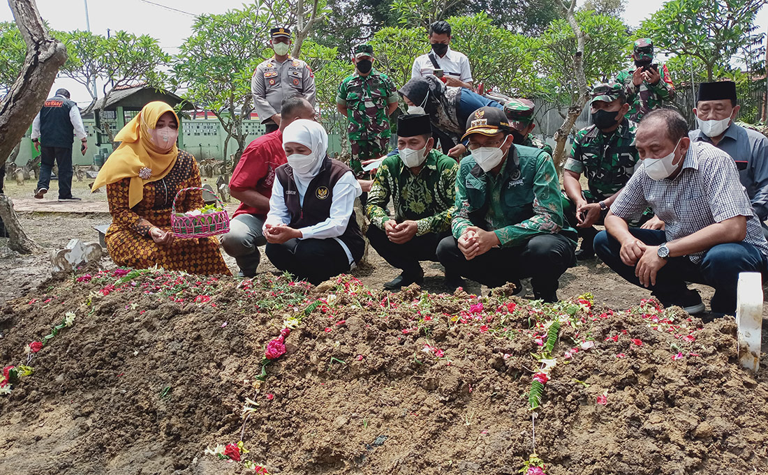 Gubernur Jatim Khofifah Indar Parawansa saat takziah di TPU Desa Sukodono RT 08 RW 02 Kecamatan Sukodono Kabupaten Sidoarjo. foto: DEVI FITRI AFRIYANTI/ BANGSAONLINE