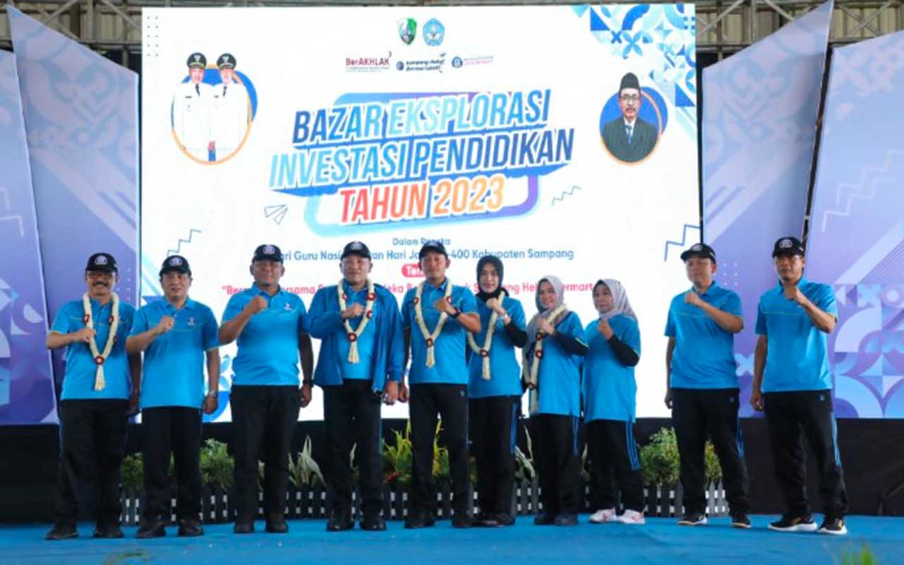 Bupati dan Wabup Sampang saat membuka acara bazar pendidikan di Gor Indoor Sampang. Foto: Ist.