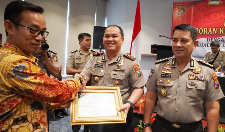 Kapolres Jombang AKBP Boby Pa’ludin Tambunan saat menerima penghargaan d Hotel Mercure Jakarta.