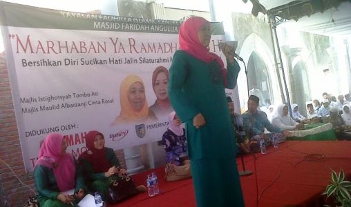 Khofifah Indar Parawansa saat memberi sambutan dihadapan ribuan muslimat di Yayasan Masjid Islamic Centre di Dusun Selotopeng Desa Banyakan Kecamatan Banyakan Kabupaten Kediri, Sabtu (7/6).