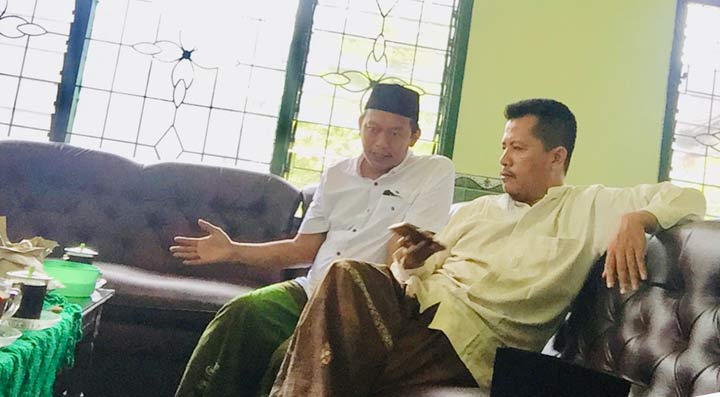M. Zaini saat bersama Ketua PCNU Kabupaten Kediri KH. Mochamad Djazuli Ma’mun di graha Muslimat NU Kabupaten Kediri.