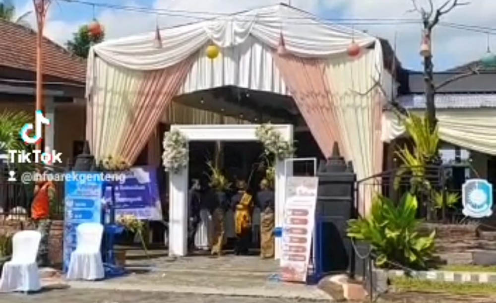 Video hajatan yang digelar Kades Temuguruh di kantor desa setempat viral di media sosial.