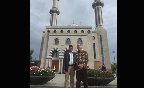 KHM Cholil Nafis bersama Tom Abdullah, warga Belanda yang sudah bersyahadat. Ia berpose di depan masjid Assalam Rotterdam Belanda. Foto: dokumentasi bangsaonline.com