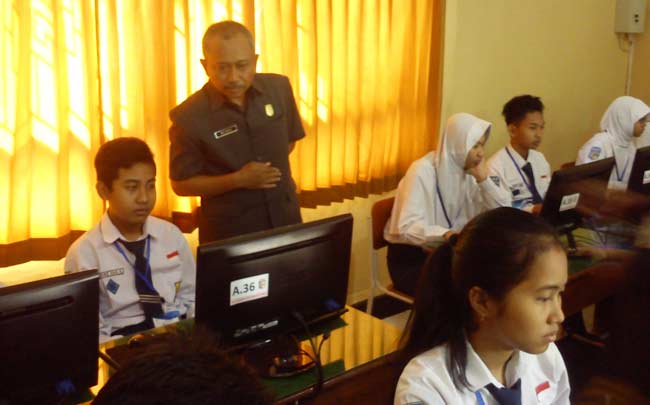 Ketua DPRD Tuban, M Miyadi saat sidak di SMPN 3 Tuban. foto: suwandi/ BANGSAONLINE
