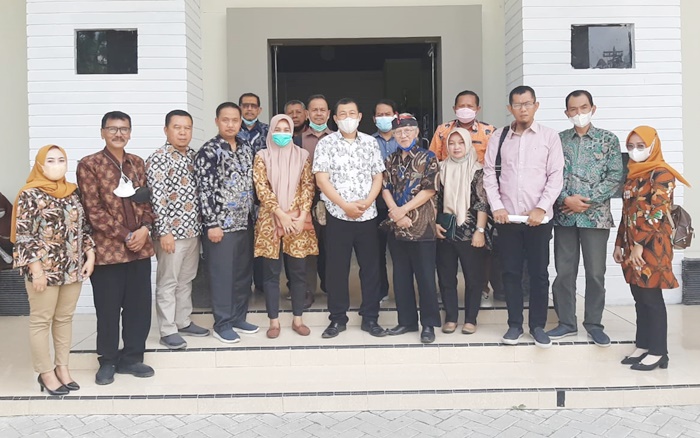 Rombongan Komisi A DPRD Kabupaten Ponorogo menggelar inspeksi mendadak (sidak) ke Kampus Universitas Tritunggal Surabaya, Kamis (3/2/2022). 