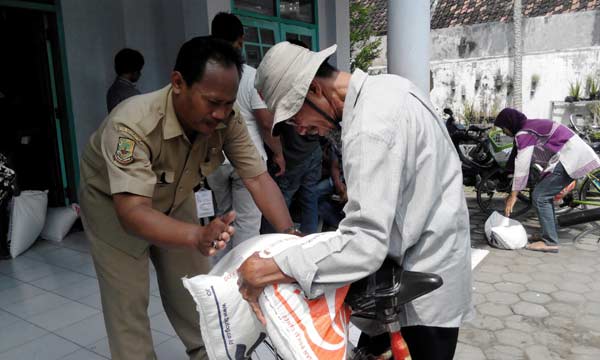 Warga yang melakukan demo minta pembongkaran portal desa yang memakan korban.