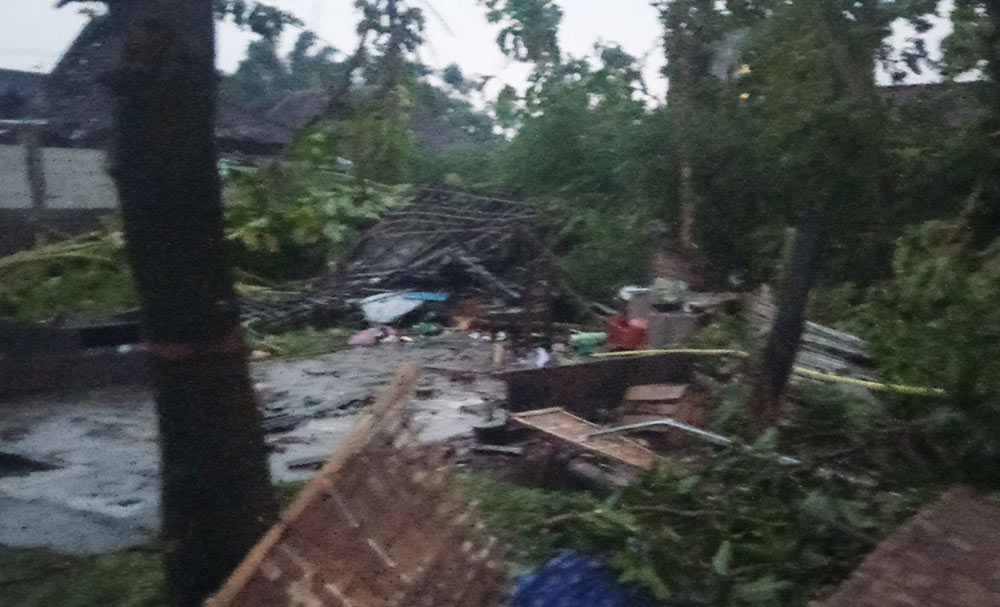 Salah satu bangunan yang ambruk usai diterjang angin kencang. foto: HENDRO SUHARTONO/ BANGSAONLINE