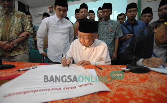 KH Salahudin Wahid (Gus Solah) saat menandatangani pernyataan bersama (petisi) penolakan terhadap RUU Pertembakauan, Kamis (24/11). foto: ROMZA/ BANGSAONLINE