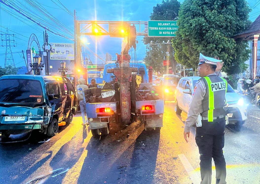 Petugas saat upaya evakuasi kendaraan yang terlibat laka di Jl. Pattimura Kota Batu