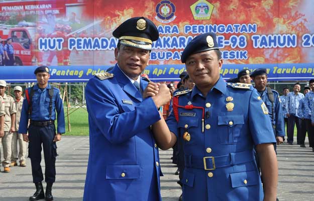 Bupati Sambari HR ketika upacara HUT Damkar di halaman Kantor Pemkab Gresik. foto: SYUHUD/ BANGSAONLINE