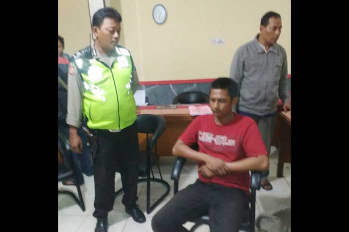 Tersangka saat diamankan di Mapolsek Porong.