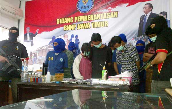 Para pengguna narkotika yang ditangkap BNNP Jatim. (foto: rusmiyanto/BANGSAONLINE)