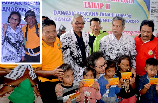 Ketua PB PGRI saat memberikan bantuan didampingi ketua PGRI cabang Ponorogo. Inset, ketua PB PGRI Unifah Rosidah dan Ketua PGRI Cabang Ponorogo Prayitno.