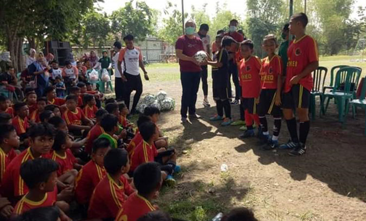 Cawabup Alif saat coaching clinic di Sekolah Sepak Bola (SSB) Rocket di Lapangan Kedung Rukem, Kecamatan Benjeng. (foto: ist)