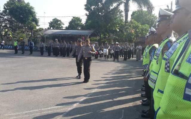 Kapolres Kediri memeriksa anggota saat gelar pasukan operasi ketupat 2015. (foto: dendi martoni/BANGSAONLINE)