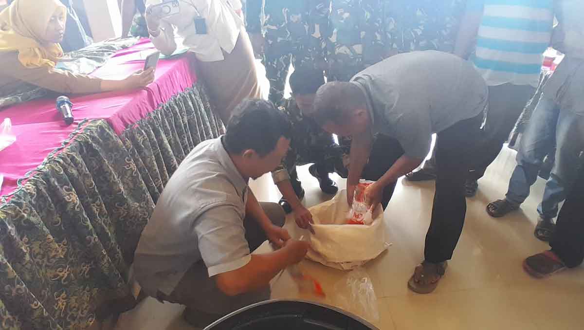 Satgas TMMD ke-126 Kodim 0816/Sidoarjo menggandeng DPMD Jatim menggelar pelatihan pupuk kompos. Foto: Ist
