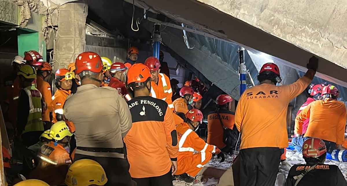 Tim Baznas Tanggap Bencana saat melakukan penyelamatan kepada para santri yang masih tertimbun di lokasi ambruknya musala Ponpes Al Khoziny. Foto: Humas Baznas RI