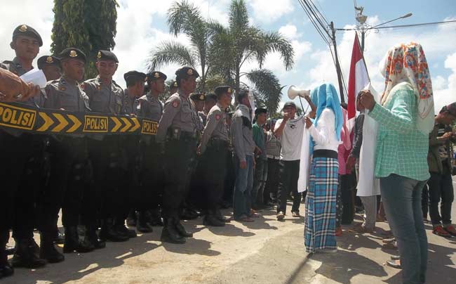 Massa saat tiba di depan kantor Pemkab Sumenep.  foto: rahmatullah/ BANGSAONLINE