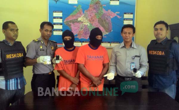 Kedua tersangka saat diamankan di Mapolres Kediri. foto: dendi martoni/ BANGSAONLINE