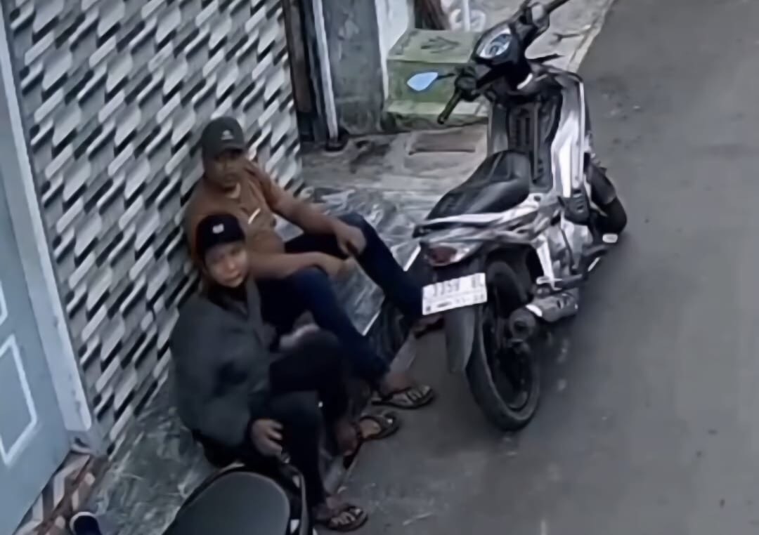 Tangkapan layar CCTV dua pelaku pencurian motor di Ngaglik DKA