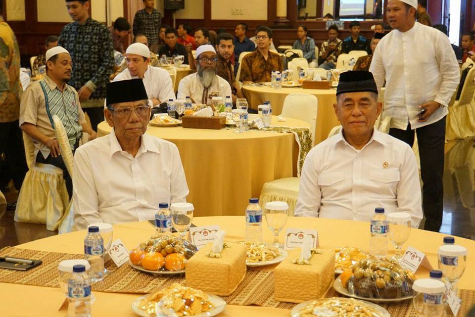 KH A Hasyim Muzadi bersama Menteri Pertahanan (Menhan) RI Ryamizard Ryacudu dalam acara bersama alim ulama di Kemenhan RI Jakarta, Jumat (11/11/2016). Foto: istimewa  
