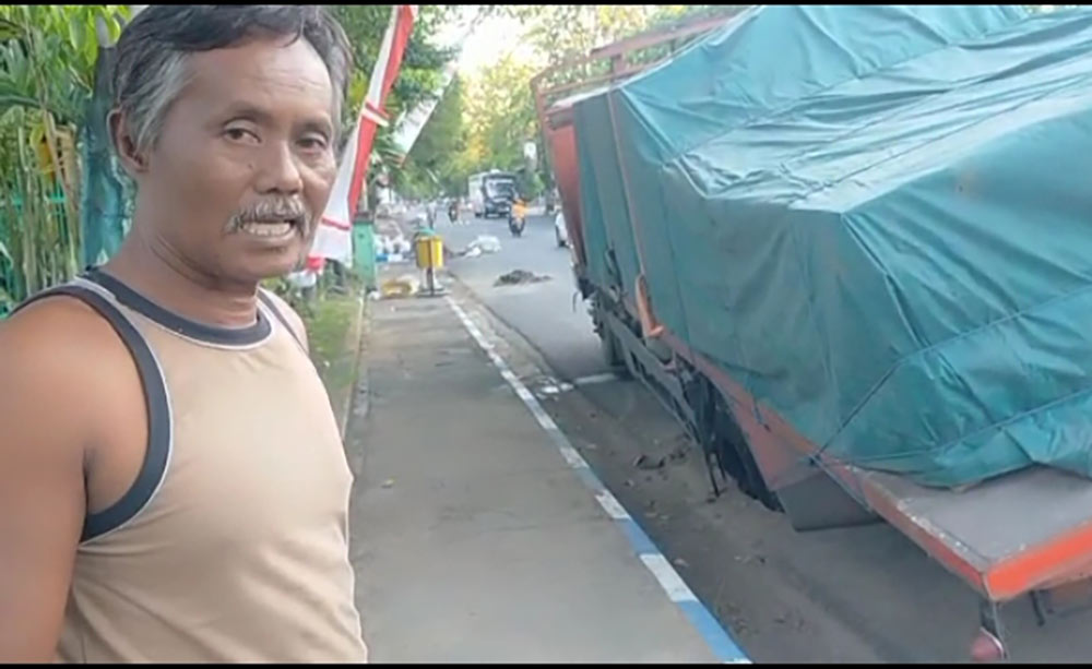 Tabib menunjukkan kendaraan truknya yang terperosok lubang galian jargas.
