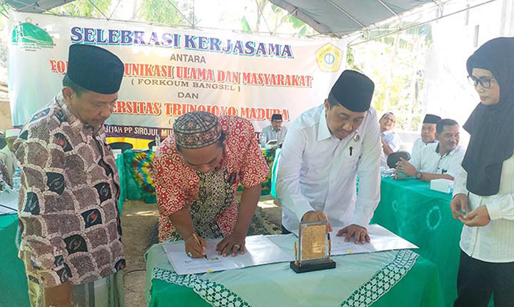 Ketua Forkoum KH. Abdul Khoeir Siraj, S.Ag dan Rektor UTM menandatangani kerja sama pengembangan Bangkalan Selatan yang disaksikan oleh Sekretaris Forkoum Bangsel Drs. Abdul Jalil Talha.