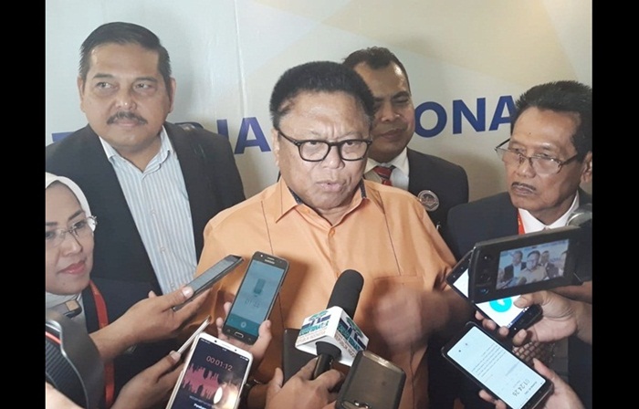 OSO saat memberi keterangan pers sebelum menjadi pembicara utama di Rapat Kerja Nasional 1 Asosiasi Badan Penyelenggara Perguruan Tinggi Swasta Indonesia, Senin (16/7). Foto : DIDI R/BANGSAONLINE