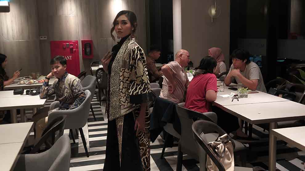 Lenggokan dari peraga busana dalam suasana dinner. Foto: Hendro Suhartono.