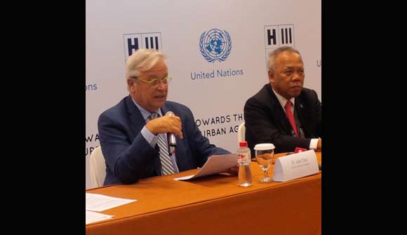 Joun Charlos Sekretaris UN Habitat Prepcom 3 mendampingi menteri PU dan Perumahan Rakyat Basuki Hadimulyono di ruang presscon Grand City.