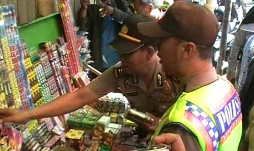 Kapolsek Kota Gresik, AKP M Rokib ketika razia penjual petasan. (syuhud/BANGSAONLINE)