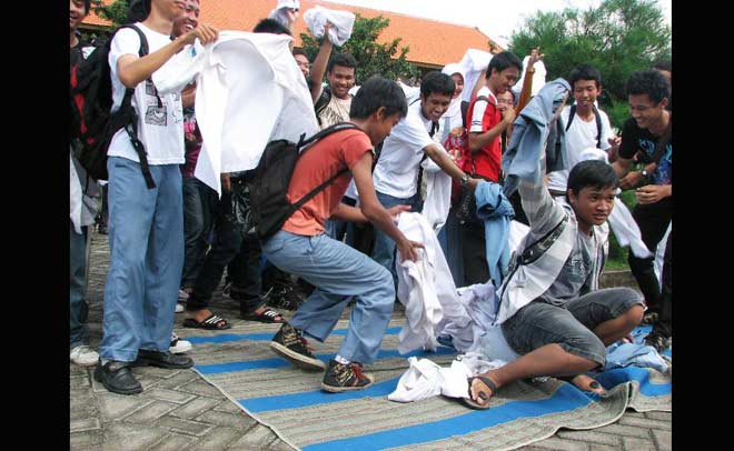 Lulusan SLTA merayakan kelulusan sebelum mereka memutuskan kuliah, kerja atau nganggur. foto: SYUHUD/ BANGSAONLINE