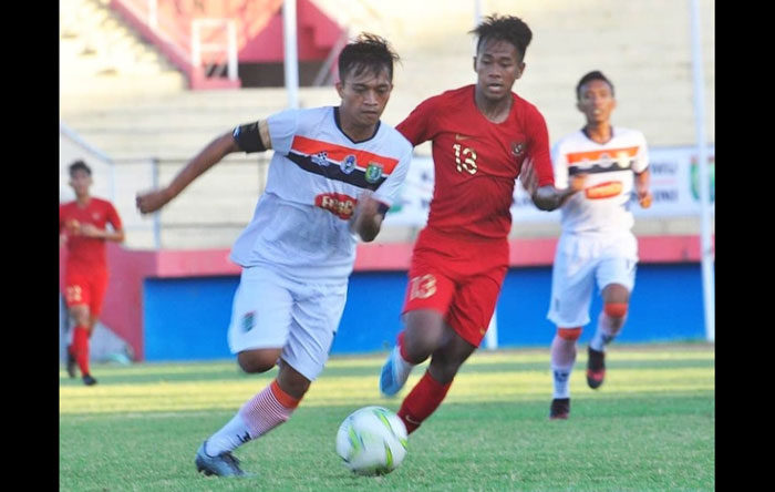 DUEL: Supriyadi (merah) pemain Timnas Indonesia U-19 saat berduel dengan Agus Budi, Kapten Persibo (putih) dalam laga uji coba pada 2019 lalu. Foto: EKY NURHADI/BANGSAONLINE