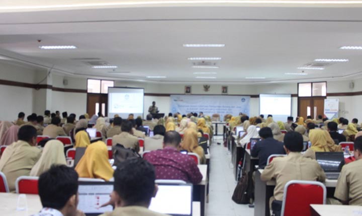 Dinas Pendidikan saat membuka sosialisasi penggunaan aplikasi dana BOS.