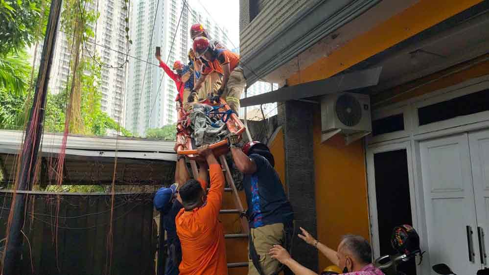Nenek 80 Tahun Mantan Atlet Panjat Tebing Ditemukan Tidur di Atap Rumah