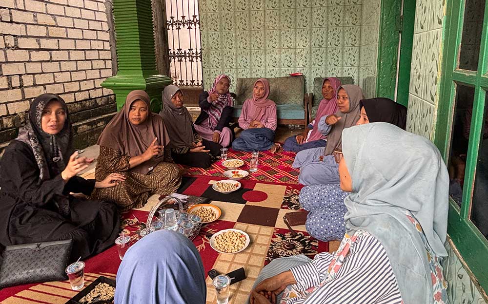 Wakil Ketua DPRD Jawa Timur, Sri Wahyuni (kiri), saat mendatangi rumah duka 7 korban laka lantas di Kabupaten Gresik yang masih satu keluarga, di Desa Tuwiri Wetan, Kecamatan Merakurak, Kabupaten Tuban.