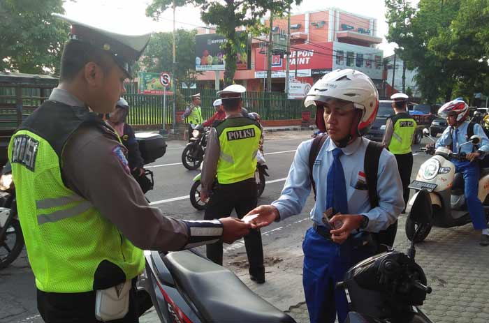 Operasi Lalu Lintas yang digelar Polres Blitar untuk menertibkan pelajar. foto: AKINA/ BANGSAONLINE
