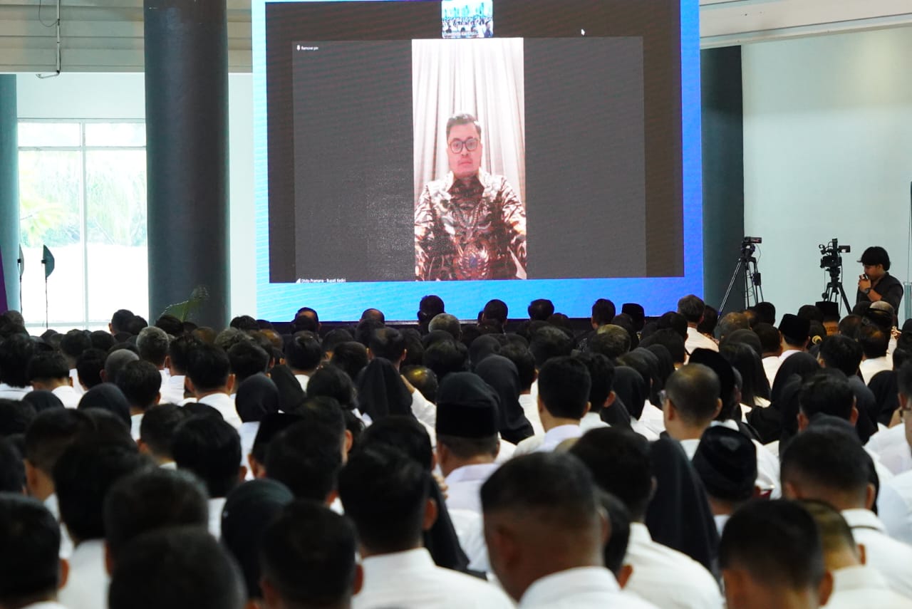 Penyerahan SK Pengangkatan CPNS dan PPPK, Bupati Kediri: Jangan Terjebak di Zona Nyaman